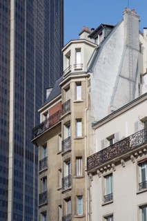 Paris, Immeuble ancien contrastant avec la Tour Montparnasse