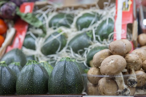 Courgettes rondes et champignons bruns