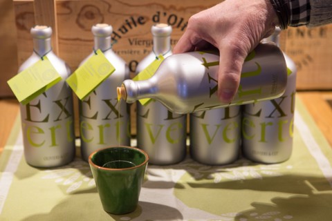 Bouteilles d'huile d'olive de la marque Oliviers & Co