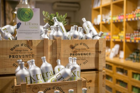 Bouteilles d'huile d'olive de la marque Oliviers & Co