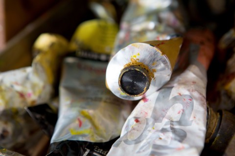 Paris, Atelier Elzevir, détail de tubes de peinture