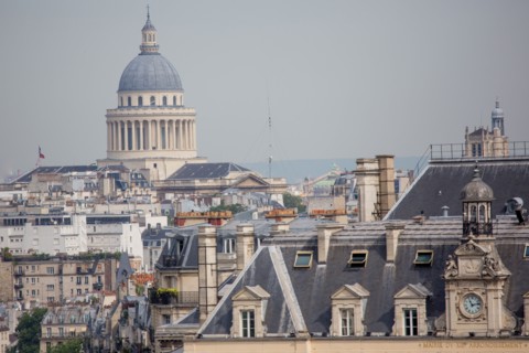 Paris, vue sur la mairie du 13e arrondissement et la coupole du Panthéon