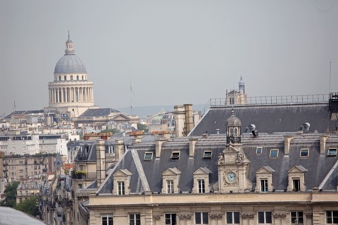 Paris, vue sur la mairie du 13e arrondissement et la coupole du Panthéon