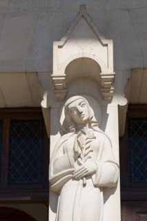 Basilique Sainte-Thérèse de Lisieux, statue du portail principal