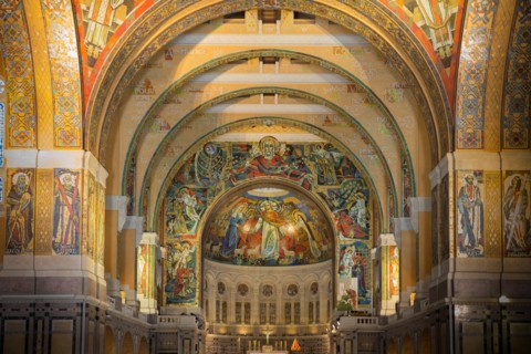 Basilique Sainte-Thérèse de Lisieux, vue intérieure