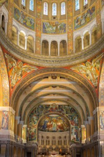 Basilique Sainte-Thérèse de Lisieux, vue intérieure