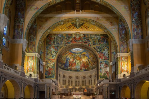 Basilique Sainte-Thérèse de Lisieux, vue intérieure