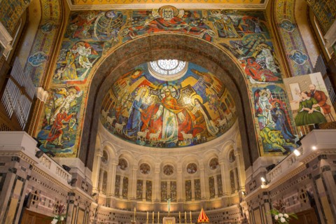 Basilique Sainte-Thérèse de Lisieux, vue intérieure