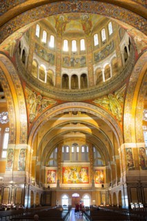Basilique Sainte-Thérèse de Lisieux, vue intérieure