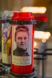 Basilique Sainte-Thérèse de Lisieux, veilleuses votives à l'effigie de la sainte