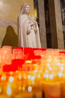 Basilique Sainte-Thérèse de Lisieux, veilleuses votives à l'effigie de la sainte