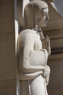 Basilique Sainte-Thérèse de Lisieux, statue du portail principal