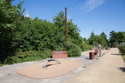 Lisieux, chemin piétonnier longeant la rivière