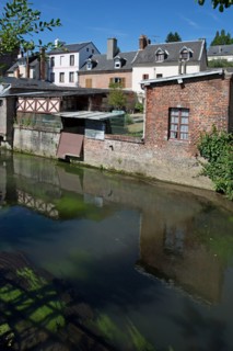 Lisieux, chemin piétonnier longeant la rivière