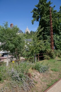 Lisieux, chemin piétonnier longeant la rivière