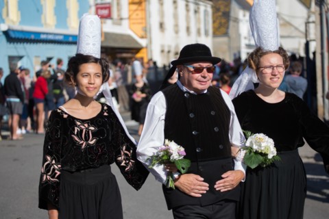 Défilé folklorique à Saint-Guénolé, Finistère Sud