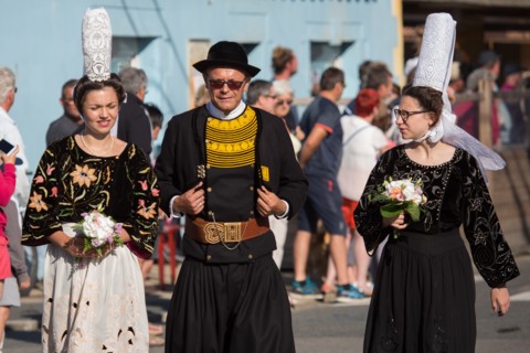 Défilé folklorique à Saint-Guénolé, Finistère Sud