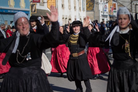 Défilé folklorique à Saint-Guénolé, Finistère Sud