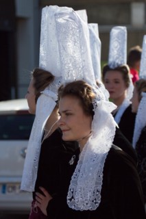 Défilé folklorique à Saint-Guénolé, Finistère Sud