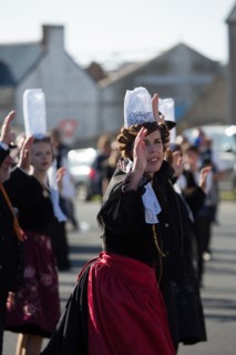 Défilé folklorique à Saint-Guénolé, Finistère Sud