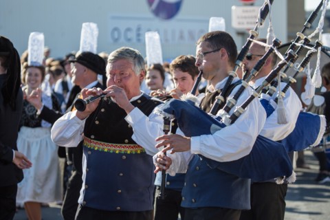 Défilé folklorique à Saint-Guénolé, Finistère Sud