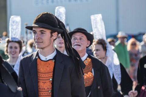 Défilé folklorique à Saint-Guénolé, Finistère Sud