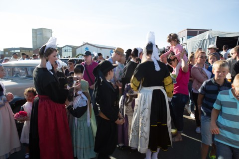 Défilé folklorique à Saint-Guénolé, Finistère Sud