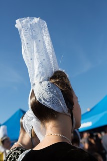 Défilé folklorique à Saint-Guénolé, Finistère Sud