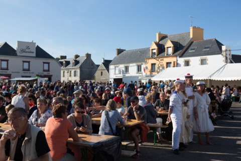 Défilé folklorique à Saint-Guénolé, Finistère Sud