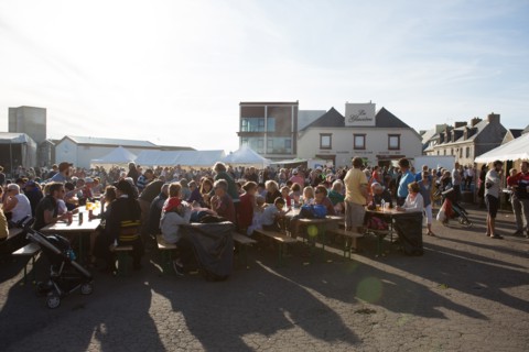 Défilé folklorique à Saint-Guénolé, Finistère Sud