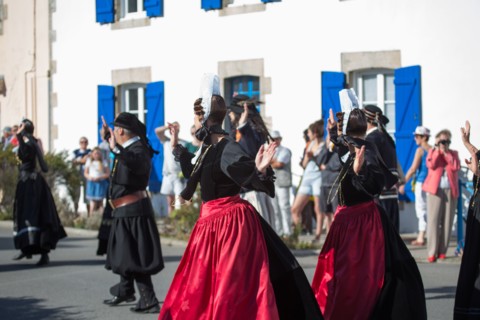 Défilé folklorique à Saint-Guénolé, Finistère Sud