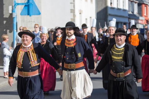 Défilé folklorique à Saint-Guénolé, Finistère Sud