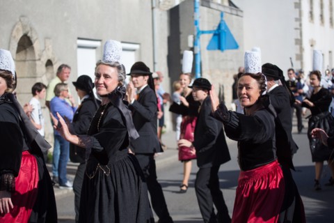 Défilé folklorique à Saint-Guénolé, Finistère Sud