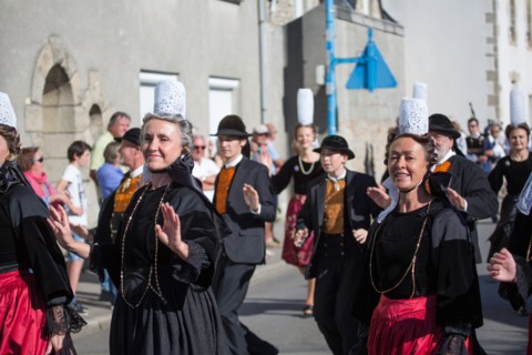 Défilé folklorique à Saint-Guénolé, Finistère Sud