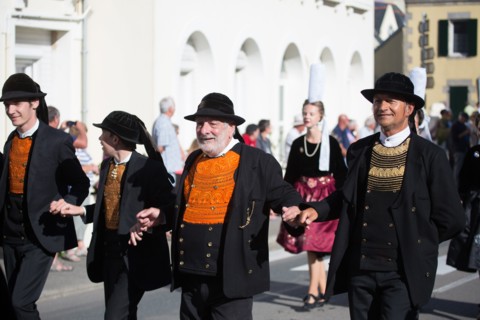 Défilé folklorique à Saint-Guénolé, Finistère Sud