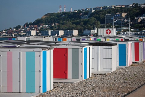 Le Havre, cabines aux portes de colorées, œuvre de Karel Mertens