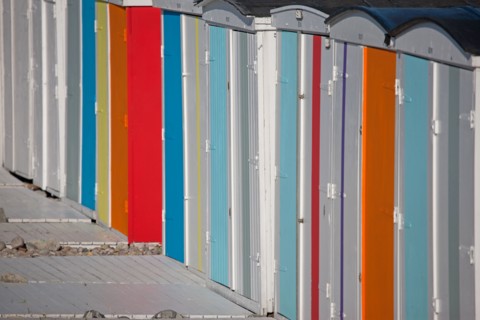 Le Havre, cabines aux portes de colorées, œuvre de Karel Mertens