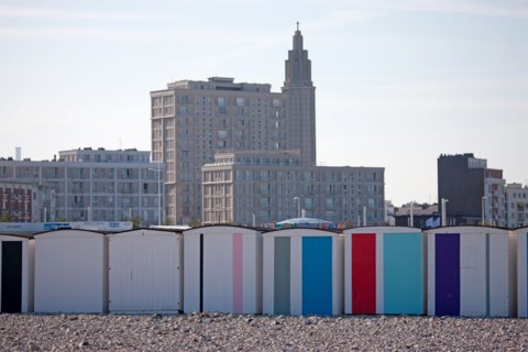 Le Havre, cabines aux portes de colorées, œuvre de Karel Mertens