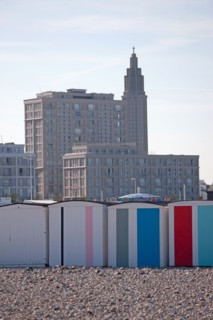Le Havre, cabines aux portes de colorées, œuvre de Karel Mertens