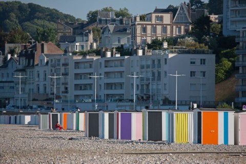 Le Havre, cabines aux portes de colorées, œuvre de Karel Mertens