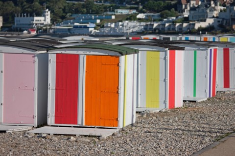 Le Havre, cabines aux portes de colorées, œuvre de Karel Mertens