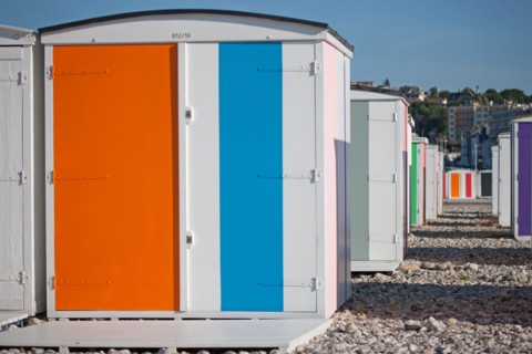 Le Havre, cabines aux portes de colorées, œuvre de Karel Mertens
