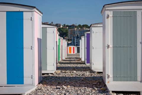 Le Havre, cabines aux portes de colorées, œuvre de Karel Mertens