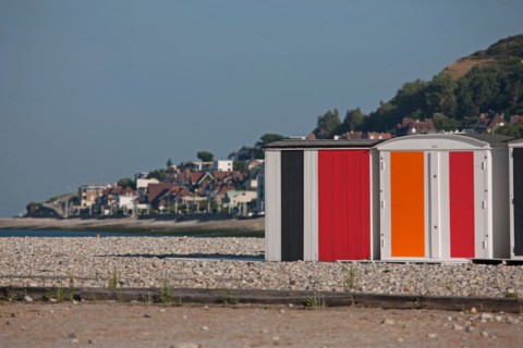 Le Havre, cabines aux portes de colorées, œuvre de Karel Mertens