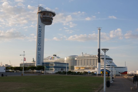 Paquebot de croisière AIDA dans le port du Havre