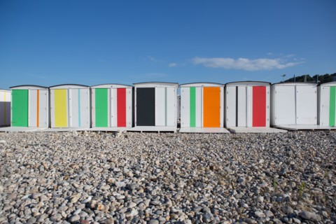 Le Havre, cabines aux portes de colorées, œuvre de Karel Mertens