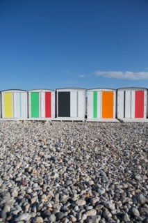Le Havre, cabines aux portes de colorées, œuvre de Karel Mertens