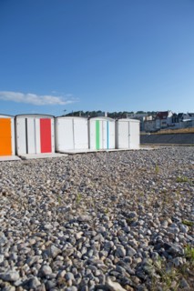 Le Havre, cabines aux portes de colorées, œuvre de Karel Mertens