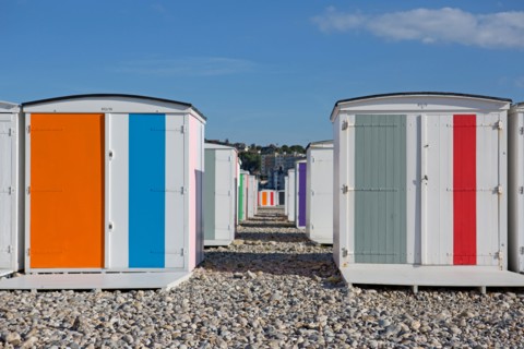 Le Havre, cabines aux portes de colorées, œuvre de Karel Mertens