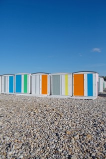 Le Havre, cabines aux portes de colorées, œuvre de Karel Mertens